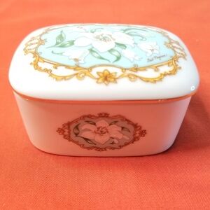 Heritage House Music Box. 1990 Rectangle  Floral Fine Porcelain by Gail Magram.